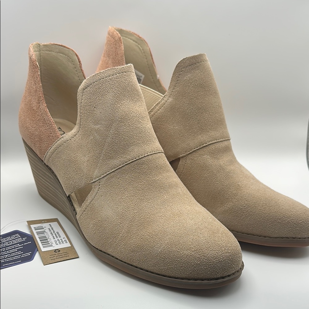 NIB - TOMS Kallie Oatmeal/Rose Beige Suede Wedge Boots
